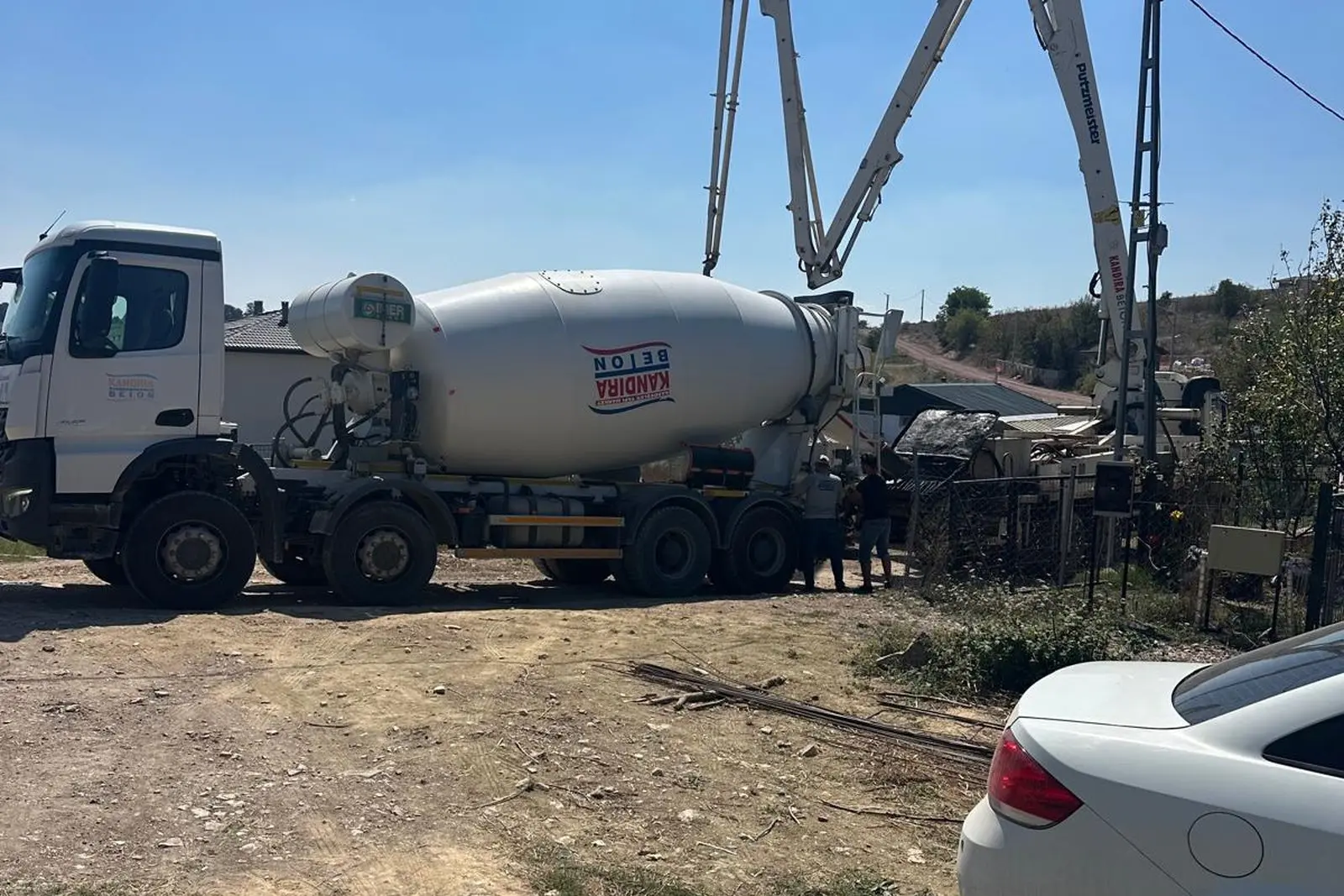 Beton — Subasman betonu sahada dökülüyor.