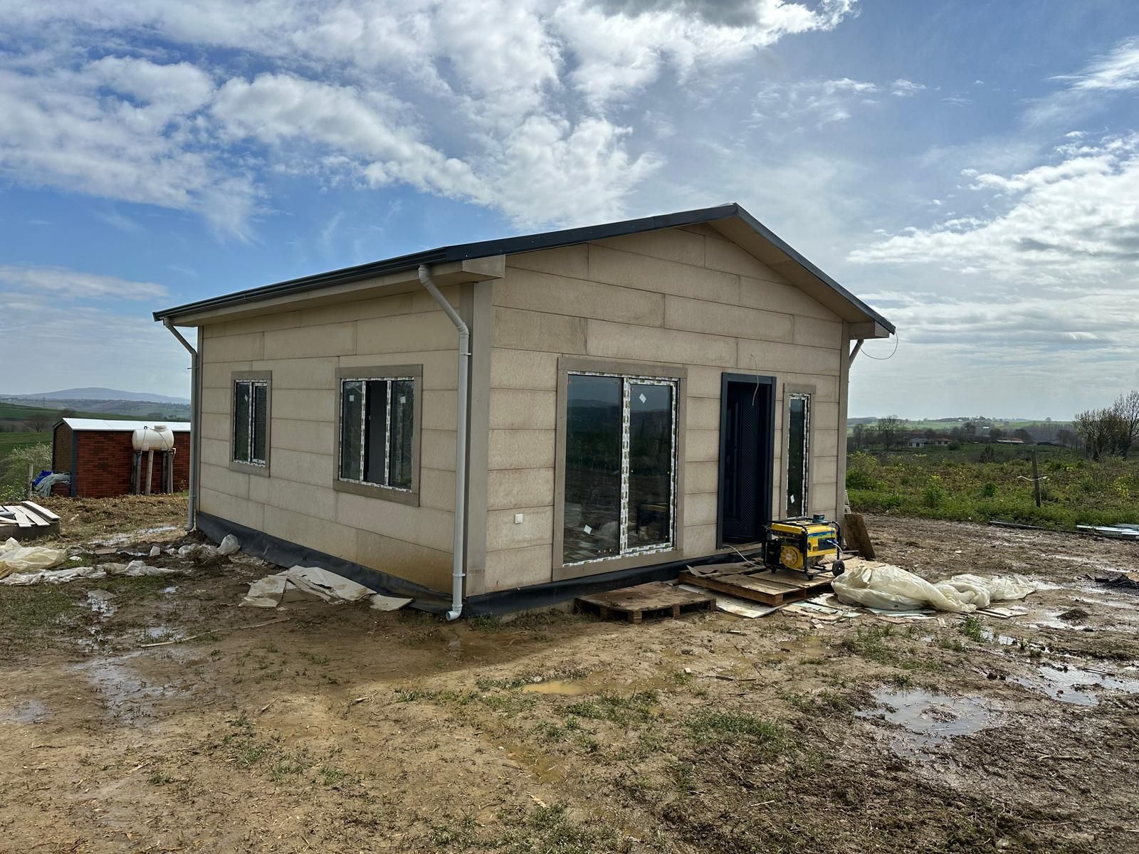 Kaba kurulumu tamamlanmış prefabrik ev
